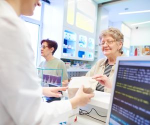 Nadzieja na tańsze leki. Naukowcy zastąpili składnik z ropy cukrem