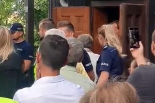 Parafianie w Jaworznie chcą wywieźć księdza na taczce 