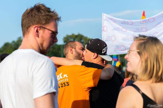 Marsz Równości w Krakowie - tłumy na wydarzeniu pod hasłem "Zaczerpnąć tchu".