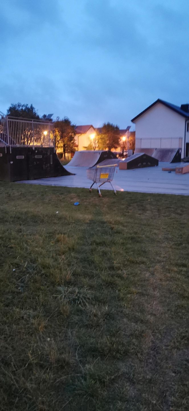 Bałagan na skateparku na Gronowie