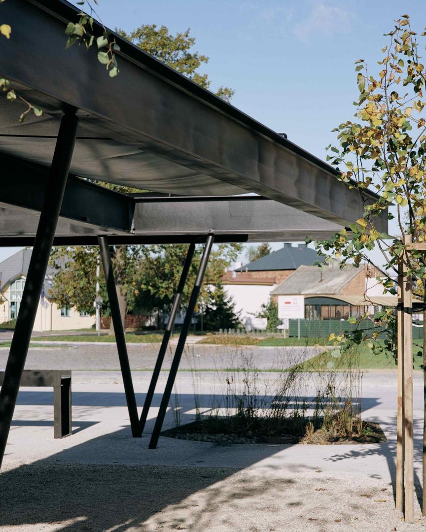 Stalowy pawilon na placu Handlowym w Gorzycach