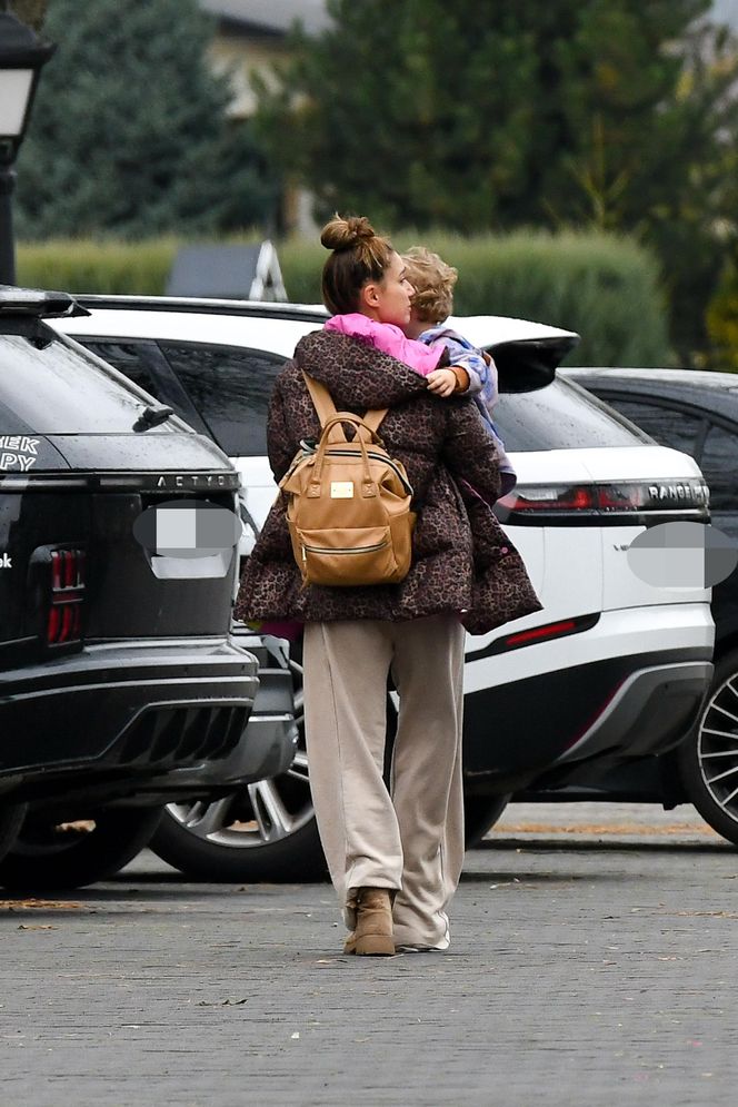 Jan Kliment z żoną i synem wyjeżdżają ze ślubu Kasi Cichopek i Macieja Kurzajewskiego