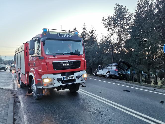 Tuchów. Zderzenie trzech samochodów osobowych na drodze wojewódzkiej
