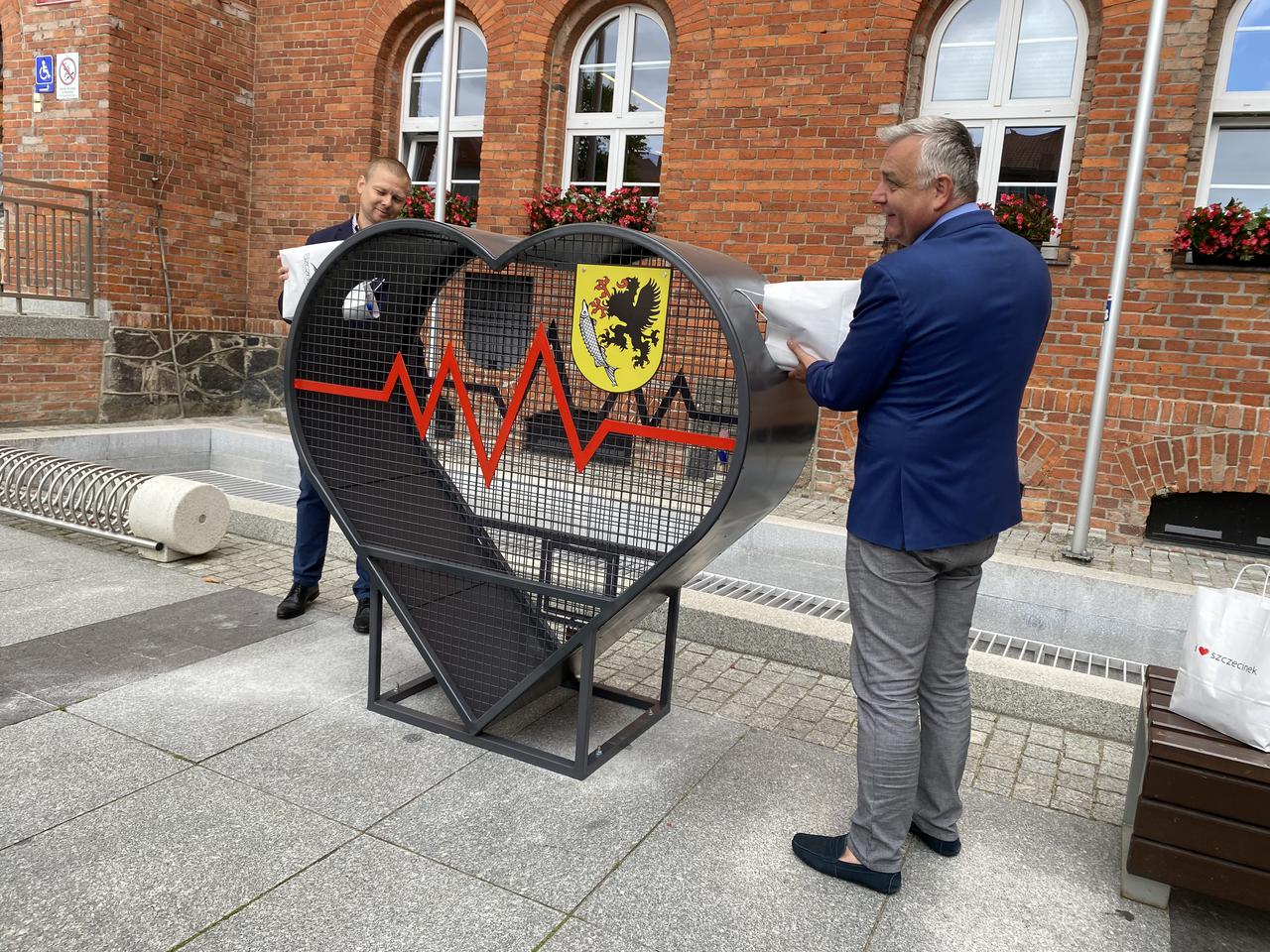Nakrętkowe serce stanęło przed szczecineckim ratuszem