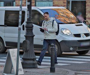 Janusz Kowalski przechodzi przez pasy na czerwonym