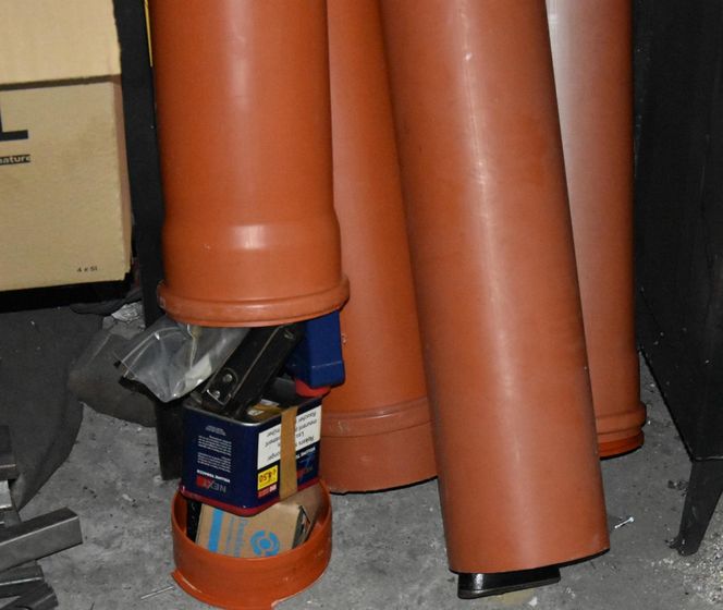 Policjanci z Grodziska Mazowieckiego pojechali do... Wadowic. Nielegalny aresnał broni zlikwidowany