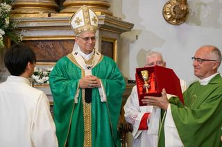Papież przekazał patenę i kielich w darze parafii w Castel Gandolfo
