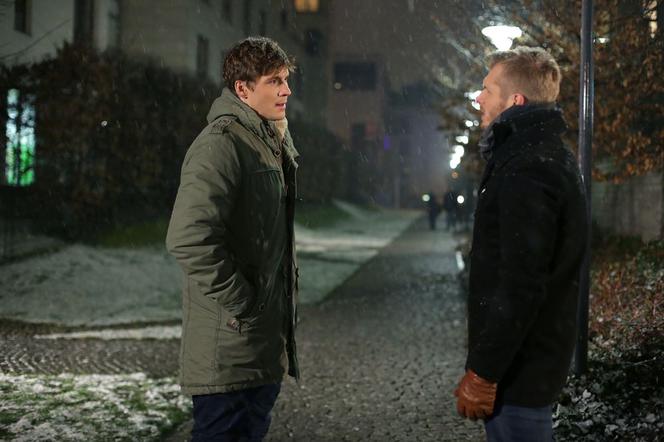 M jak miłość odc. 1210. Marcin (Mikołaj Roznerski), Artur (Tomasz Ciachorowski)