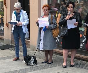 Protest „Ani Jednej Więcej!” w Rybniku. Protestowano przed biurem PiS [ZDJĘCIA]