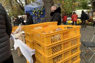 Handel przed cmentarzem. Kupić można pączki, ciasto i cukierki