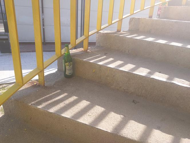 Rzeszów: Dworzec Lokalny za 20 milionów a obok szkło po alkoholu spadające na głowę 