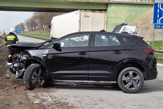 Potężny SUW roztrzaskał się o przyczepę ciężarówki. Co z kierowcą? 