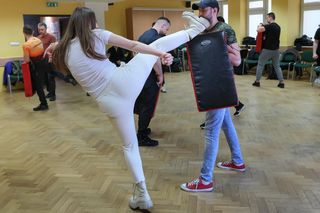 Odpowiedź na bandyckie ataki na ratowników medycznych w Warszawie. Przeszli ostre szkolenie