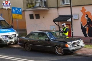 Kierował mercedesem, nie miał prawka, ale miał pecha. Wjechał w radiowóz