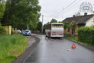 Śląskie: Pijany 67-latek wjechał w szkolny autobus. Interweniowały służby