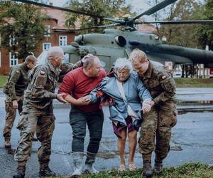 Śmigłowiec Mi-8 podczas powodzi