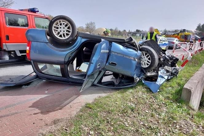 Wypadek w Lędzinach. Dachował młody kierowca opla