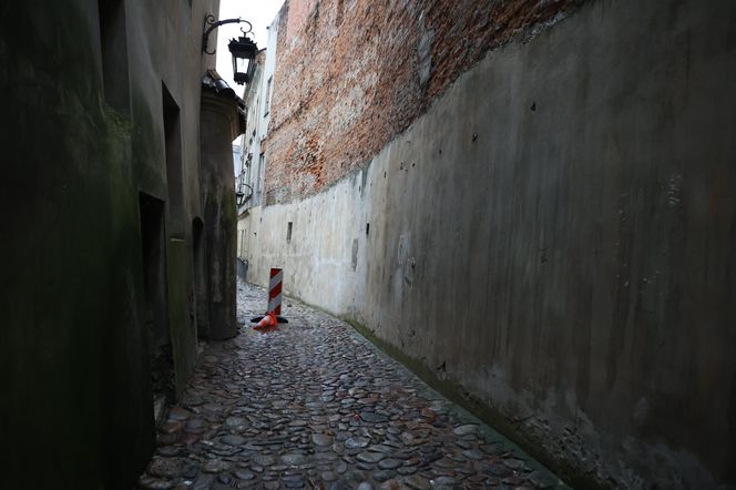 Ul. Ku Farze na Starym Mieście w Lublinie to jedna z najwęższych ulic w Polsce!