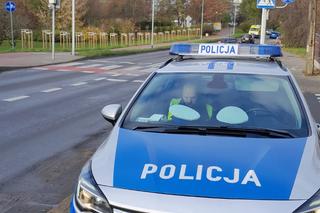 Rowerzystka przeprowadzała rower przez pasy. Potrącił ją samochód