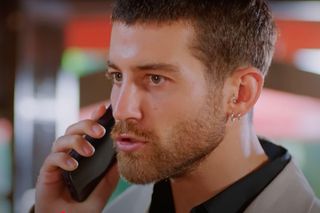 Seda zakradnie się do domu Gonul.