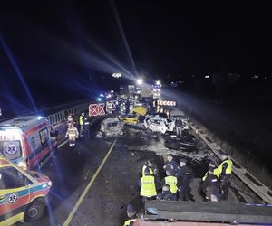 Ludzie tłukli szyby gaśnicami, żeby ratować dzieci! Szokujące relacja świadka śmiertelnego karambolu na S7