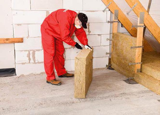 Docinanie płyt z wełny mineralnej pod kątem