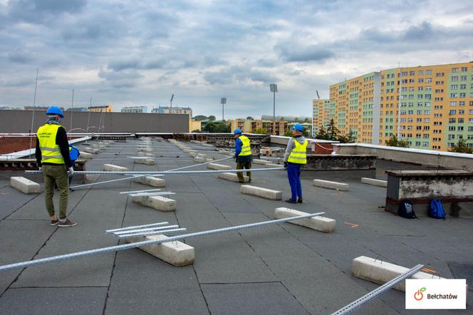 Bełchatów. Na dachach miejskich szkół pracują ekipy budowlane! Co robią?