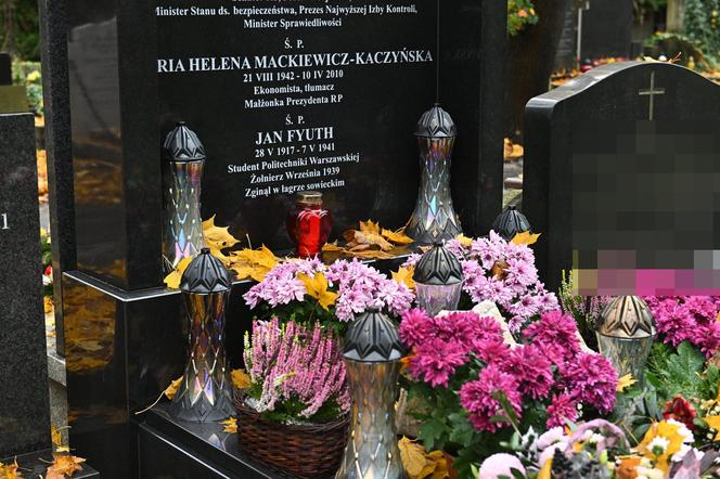 Grób Jadwigi Kaczyńskiej i symboliczny grób Lecha i Marii Kaczyńskich oraz ich krewnych