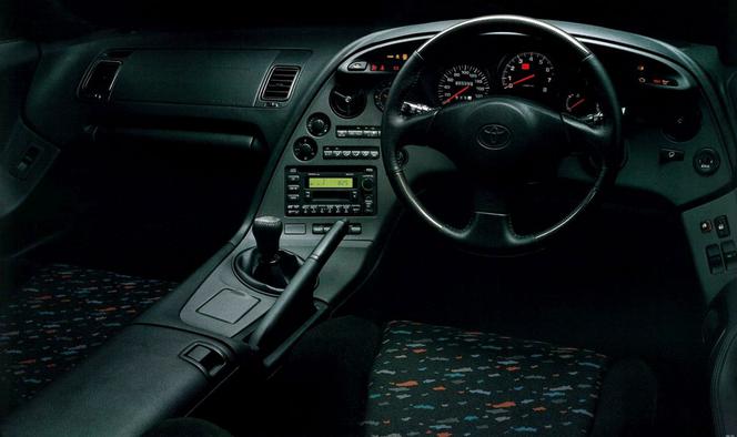 Toyota Supra mk. IV - wnętrze japońskiej wersji, 1995 r. (JZA80)