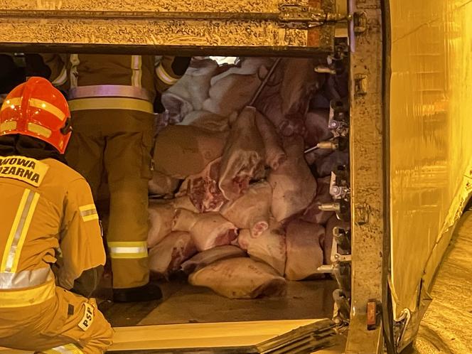 Ciężarówka z mięsem zablokowała tunel. Paraliż komunikacyjny na Ursynowie