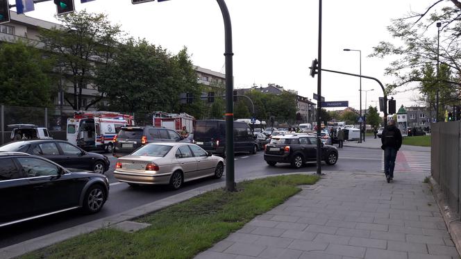 Kraków: Groźny wypadek na al. 29 Listopada, samochód na boku
