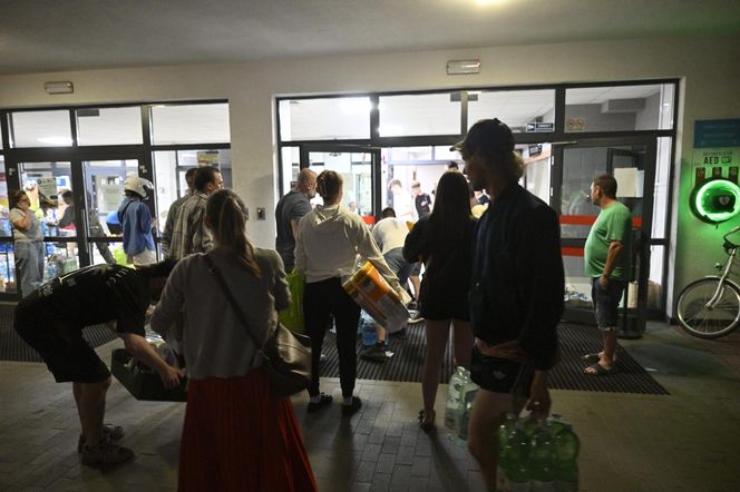 Pożar w Ząbkach. Wielkie poruszenie! Ludzie z całego miasta ruszyli z pomocą 