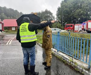 Przekroczone stany alarmowe na kilku rzekach, strażacy układają worki z piaskiem. Relacja live