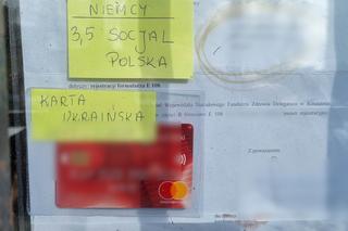  Witryna sklepu oklejona... dokumentami!