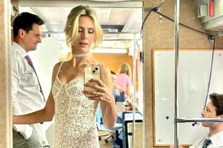 	Barwy szczęścia na planie. Malwina (Joanna Gleń), Herman (Maciej Raniszewski) biorą ślub