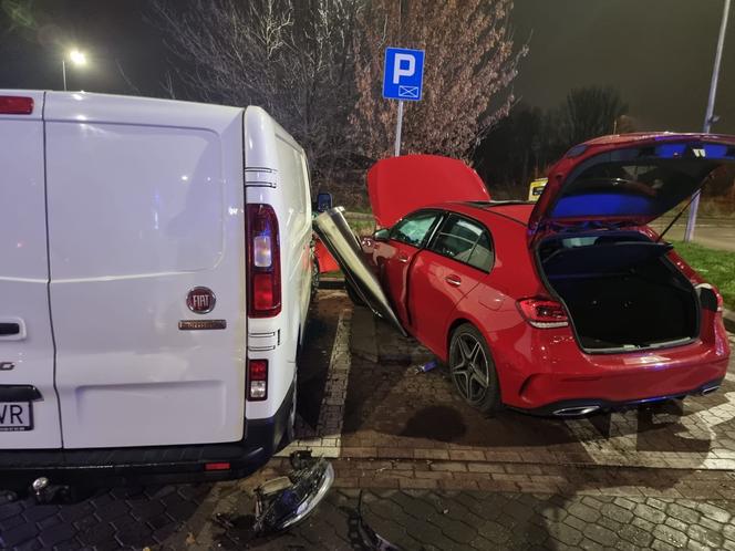  Nawet nie zahamował! Wypożyczonym mercedesem huknął w instrybutor na stacji paliw. Cudem uniknęli śmierci