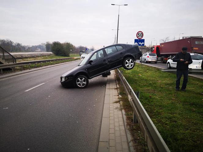 Nietypowy wypadek na Kamiennej w Bydgoszczy! Auto wjechało na barierki! [ZDJĘCIA]