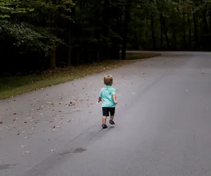 3-letni chłopczyk szedł środkiem drogi