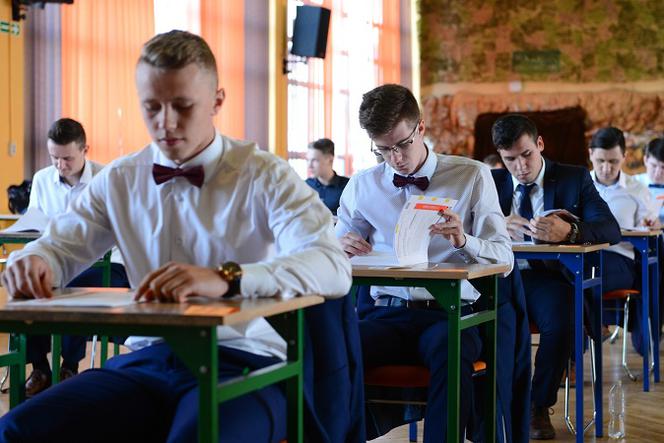 Krótsze wakacje dla uczniów ostatnich klas gimnazjum i podstawówki? To sprawi, że nie będą mogli wyjechać!