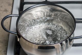 Połóż na garnku, a nic nie wykipi. Wystarczy przyrząd, który jest w każdej kuchni