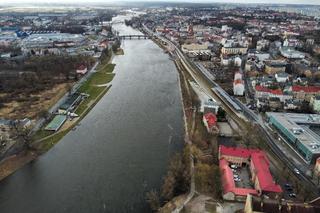 Mocno podniesiony poziom wód Warty w Gorzowie. Zdjęcia drona pokazują wszystko!