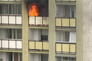 Pożar mieszkania w Warszawie! Czarny dym widać z daleka [ZDJĘCIA]