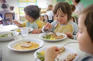 Dyrektorka przedszkola wpychała dzieciom jedzenie na siłę? Zwymiotowała wszystko do talerza