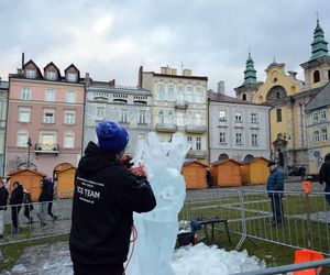 Rekordziści Guinnessa w rzeźbieniu w lodzie na przemyskim jarmarku świątecznym