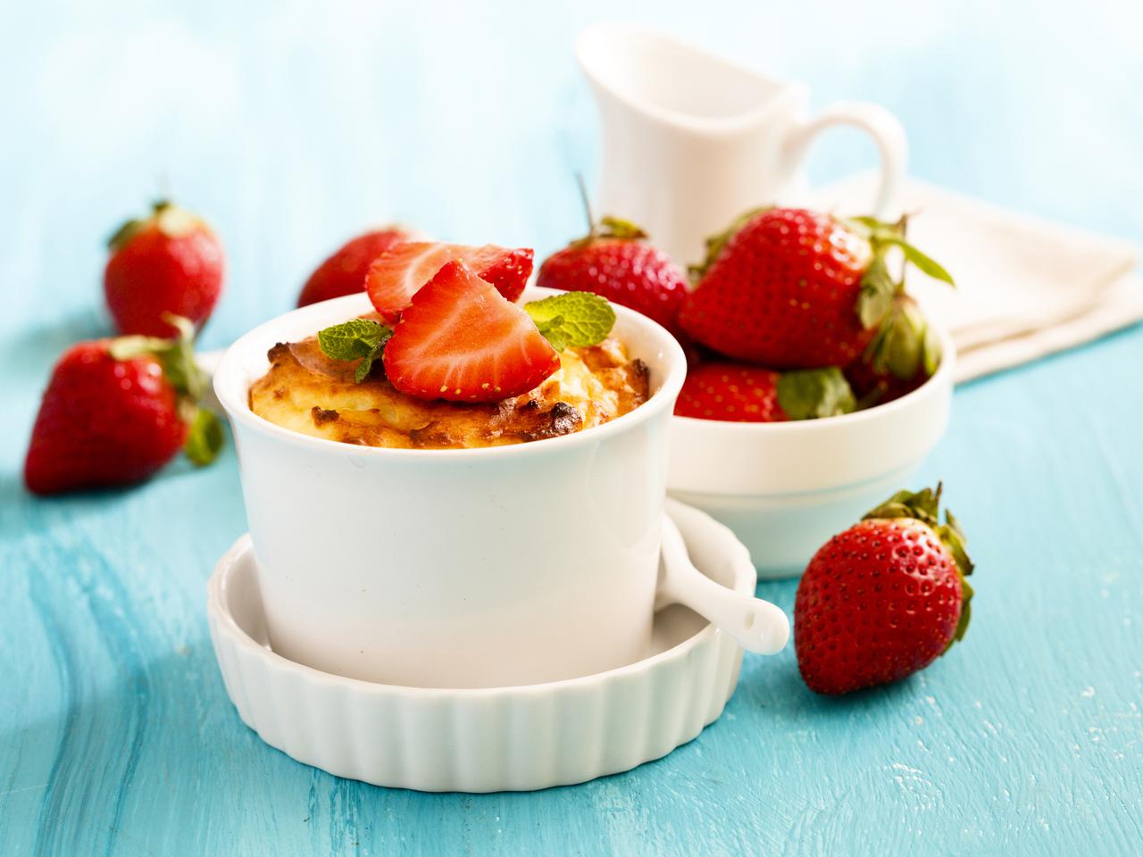 Zapiekane truskawki - truskawki pod koglem-moglem - szybki deser