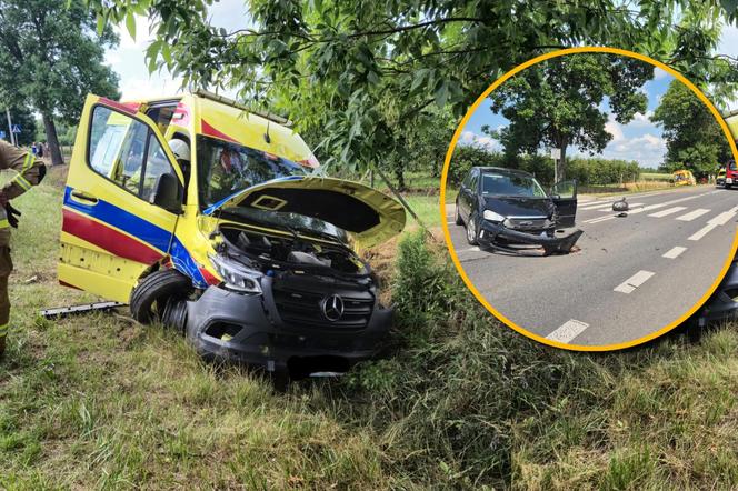 Karetka na sygnale zderzyła się z osobówką. Trzy osoby w szpitalu