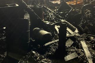 Pożar hali z materiałami budowlanymi. Spłonęły też samochody. 12 zastępów straż w akcji