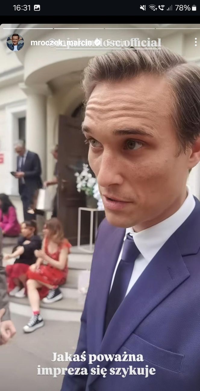 	M jak miłość nowy sezon po wakacjach. Olek (Maurycy Popiel) na planie na ślubie Kamy i Marcina