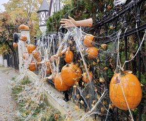 Willa na Jaśkowej Dolinie znów ozdobiona. Tym razem przechodniów zaskakują halloweenowe straszydła!