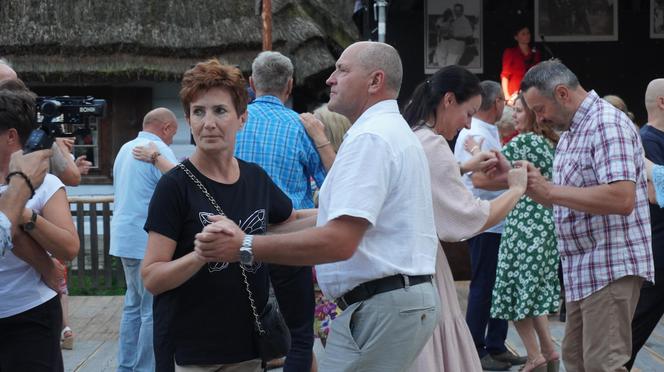 „Tańcowali” na parkiecie w Muzeum Wsi Lubelskiej aż miło było patrzeć! FOTORELACJA z sobotniej potańcówki